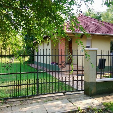 Gyuemoelcsoeskert Szallashely Debrecen Buitenkant foto