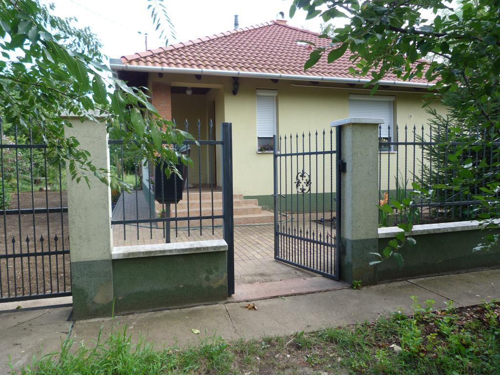 Gyuemoelcsoeskert Szallashely Debrecen Buitenkant foto