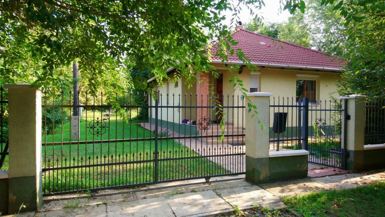 Gyuemoelcsoeskert Szallashely Debrecen Buitenkant foto